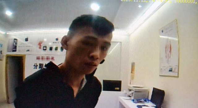 吸毒男子当街乱摸年轻妈妈 女子求助路人竟无人搭理