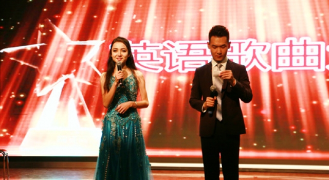 各大晚会主持稿推荐 主持人就要hold住全场