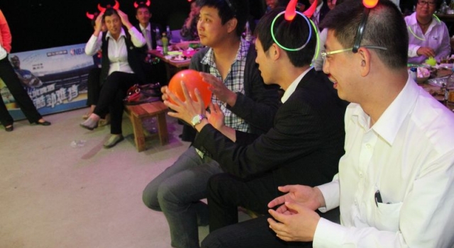 适合玩耍的晚会游戏大全:让晚会的气氛更加活跃!