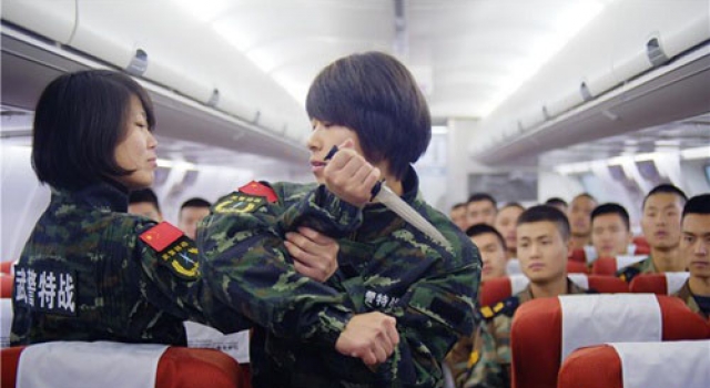 女特警退伍当教师 一招拿下“准空保”