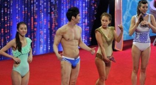张伦硕跳水走光怎么回事? 跳水掉泳裤实在尴尬