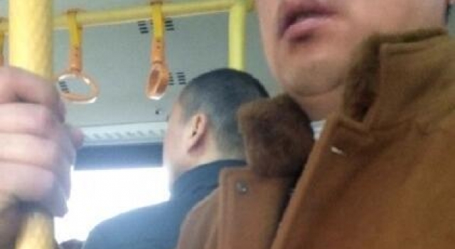 下流!公交上一女生遭猥琐男摸大腿 裤袜上留不明液体