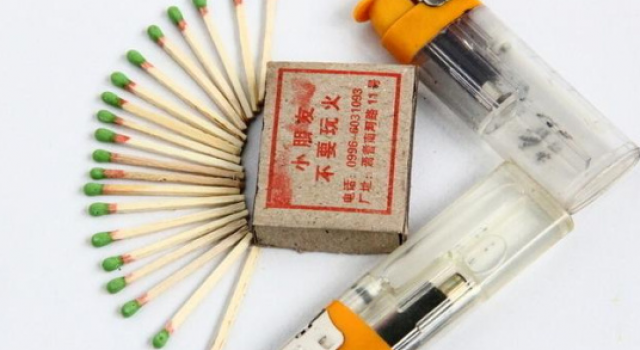 春运安检显神通:文胸藏刀 盘发塞打火机 钱币夹火柴