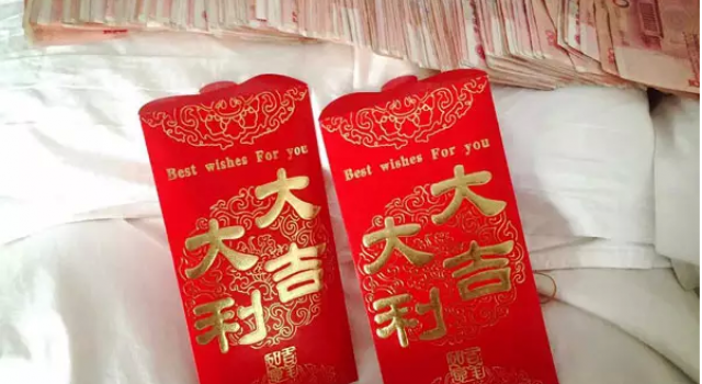 瞬间土豪!女儿初一收到母亲2万现金红包3万欠条