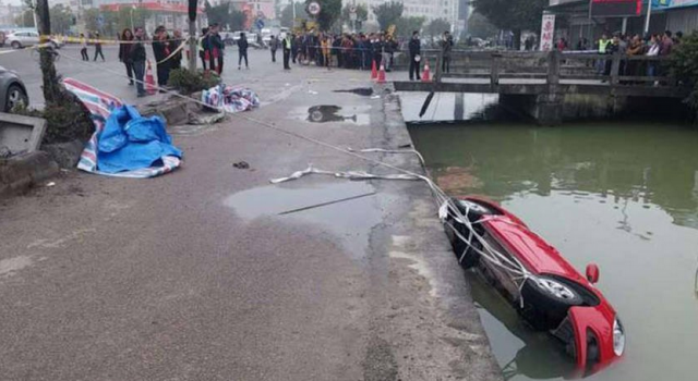 广东一轿车大雾看不清撞车误入水沟 一家4口全部身亡