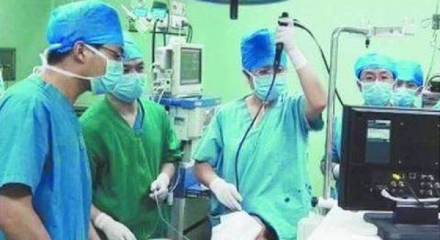 囫囵吞虾!医生在大叔体内钓出虾 完整无缺有倒刺