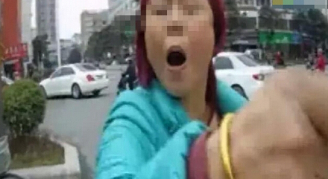 莆田大妈闯红灯被交警劝阻:叫人让你给我站着跪