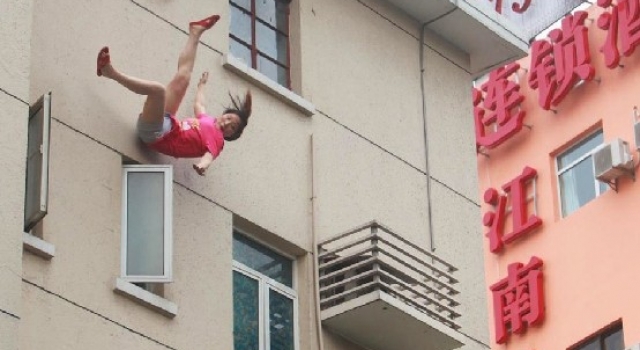 长乐妙龄女子坐顶楼痛哭 转身滑落瞬间惊呼"救命"坠亡