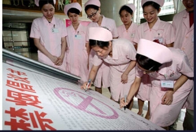 霸气?!河南医务人员上班抽烟 左手调CT仪器右手夹着烟