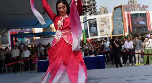 “华美整形杯”国际胸模大赛海选 选手不惧上衣脱落走光