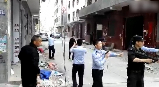 男子持刀捅死3人后被当场击毙 其中1人系街道办主任