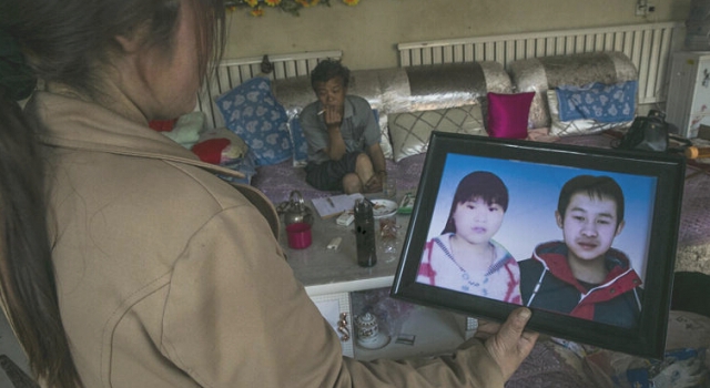 呜呼哀哉!被围殴4小时致死少年下葬 母亲为其配冥婚