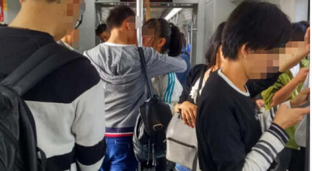 情侣地铁狂吻11站25分钟“震动全国” 网友:能报警吗