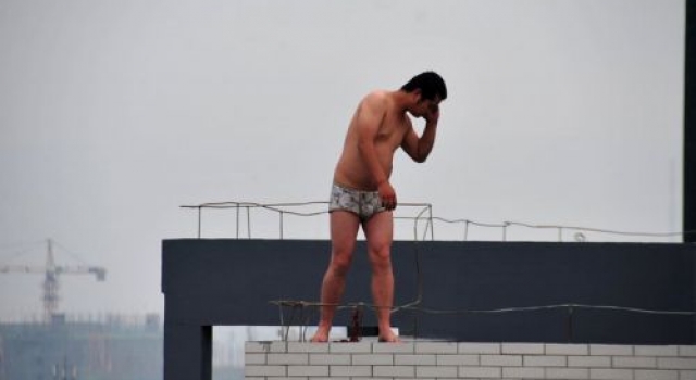 画面太污不敢开窗!5旬大叔全裸在楼顶锻炼近两年
