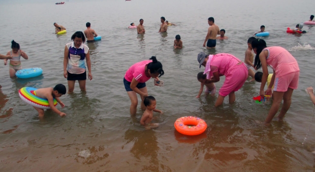 端午节海南海滩“洗龙水” 万人同泳场面十分壮观