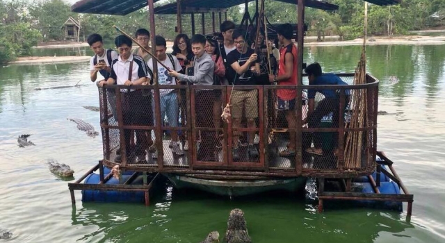 游客在破旧的“铁皮船”上钓鳄鱼 场面惊险
