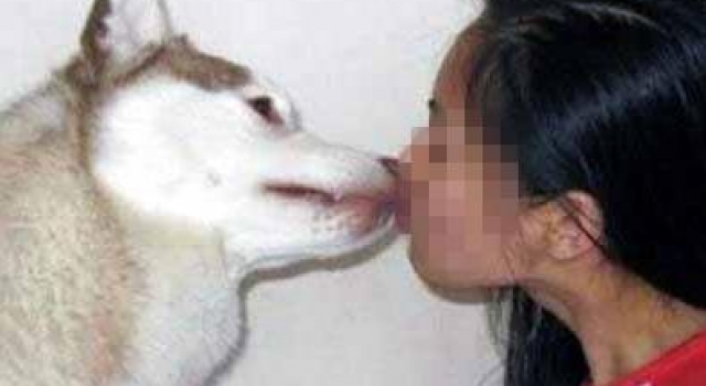 女子上班前吻别爱犬:嘴唇被咬裂 唇肉快掉下险毁容