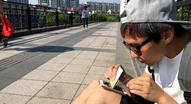 邓超天桥贴膜 揭示蜡像馆兄弟“邓起”