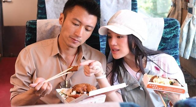 舒淇婚后首秀 与谢霆锋共享台湾火车便当