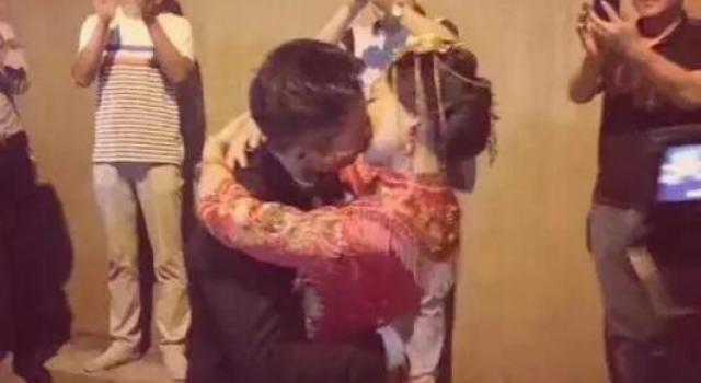 迎亲路上遇交通事故堵隧道里 新人当场办婚礼也幸福