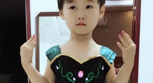 岳云鹏罕见晒女儿正面照 岳麓一表情无辜显可爱