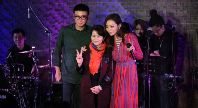 突然就和解!张靓颖冯轲与张妈妈同台合影