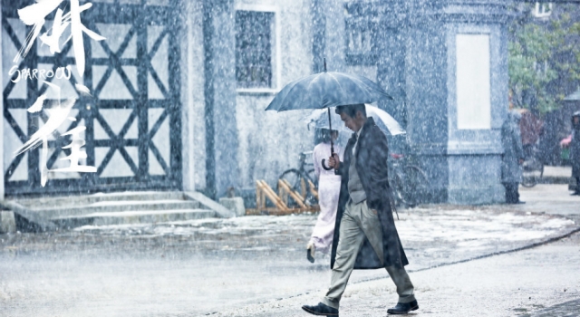 《麻雀》李易峰再现行走的画报 雨中步伐坚定帅气迷人