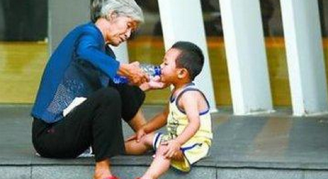 因带娃习惯不同起争执 老太杀害亲家母抱孙女自首