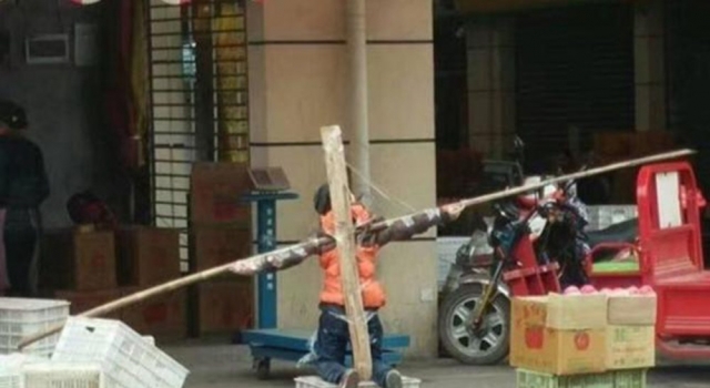 男孩当街被跪绑成十字架 父亲:开个玩笑而已