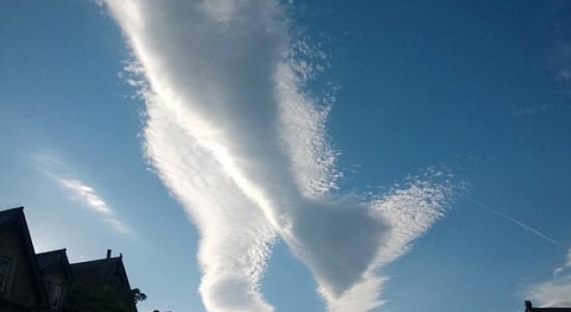 英国上空惊现上帝之手 网友:这是个六指琴魔?