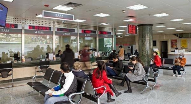 老太要取10万元"投资" 银行员工假装“没钱”百般拖延