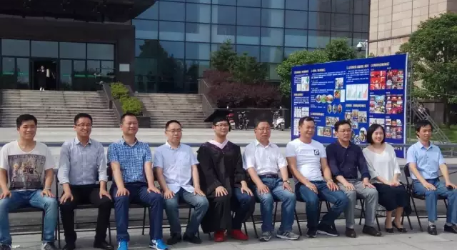 大学现“一个人的毕业照” 唯独他一人大学未逃过课