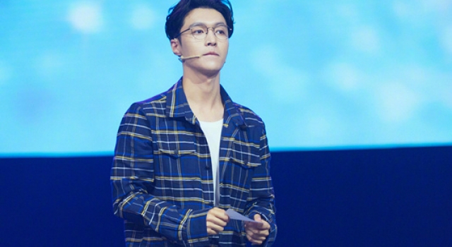 张艺兴休闲街头搭配 帅的一发不可收拾