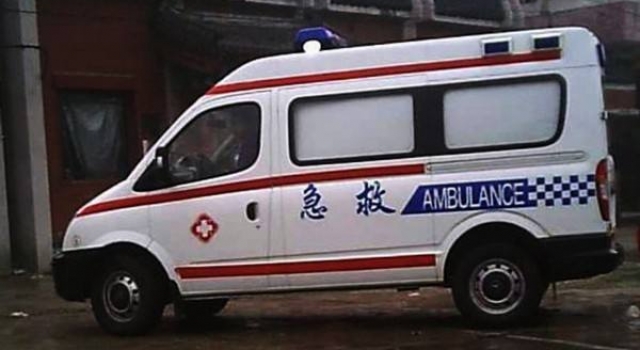 山寨救护车互抢生意 不顾人命医院门口斗殴