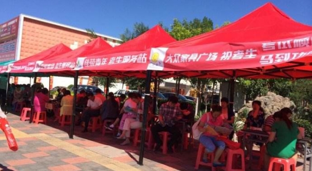 交警设立高考便民帐篷与城管发生冲突 双方大打出手