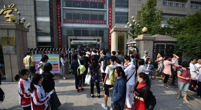 2017高考拉开大幕 考生奔赴考场