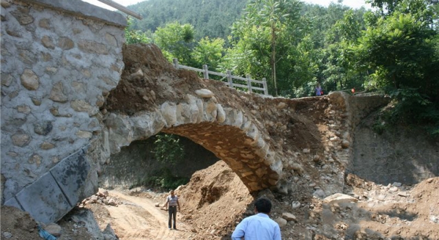 史上最渣的工程? 陕西村民建便民桥建好后2小时垮塌