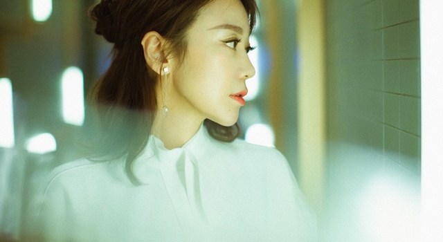 “佟掌柜”闫妮变身文艺女郎 光影下的她怎么那么美