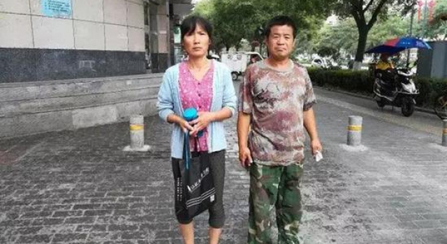 少年高考失意离家出走 父母冒雨寻找