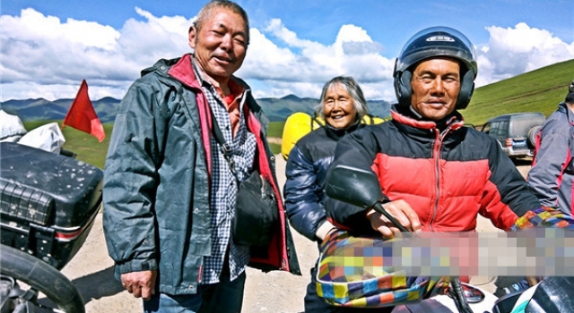 儿子带84岁老母骑车游西藏 网友看法不一