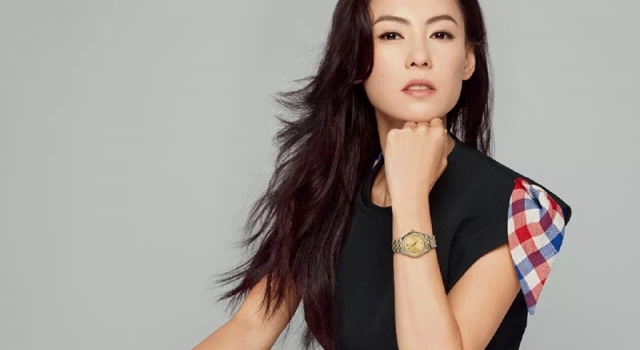 张柏芝穿背心直播大秀好身材 两儿子意外出镜