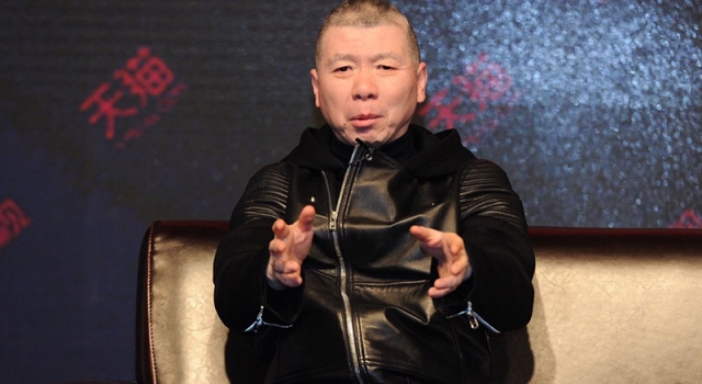冯小刚因白斑病放弃生育真的吗 两孩子都不是徐帆亲生