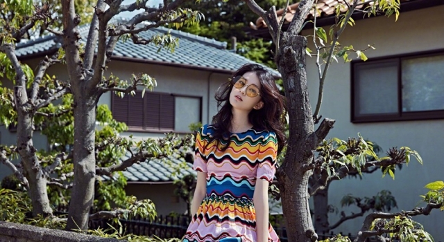 乔欣曝最新夏日写真 彩色连衣裙青春时尚