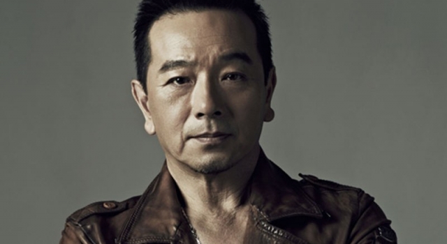 张晨光曝熟男写真 皮夹克尽显男人魅力