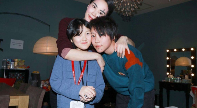 李嫣四字拍出26万惹争议 王菲李亚鹏罕见同框