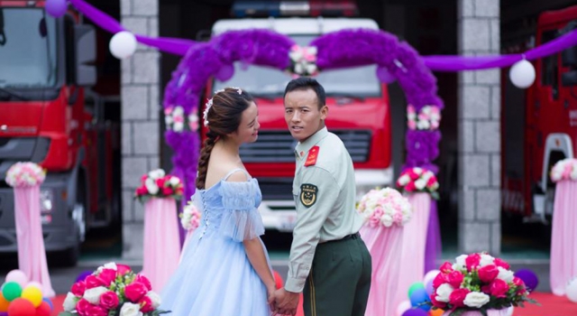 女教师赴警营完婚背景太震撼了 一组婚纱照感动许多人