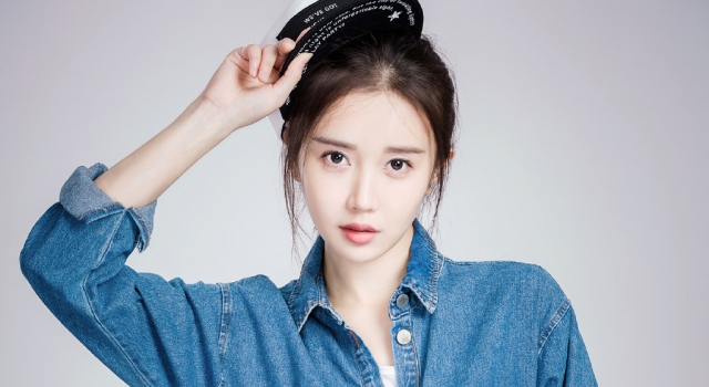 潘时七学院风写真曝光 半丸子头尽显少女活力
