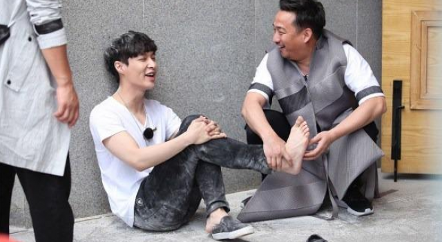 黄磊张艺兴徒弟撩师傅 真是一对可爱师徒