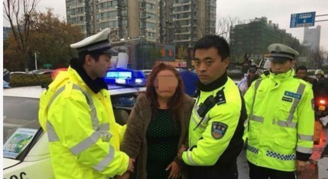 女司机逆行拖交警 这个女子到底有多不简单?