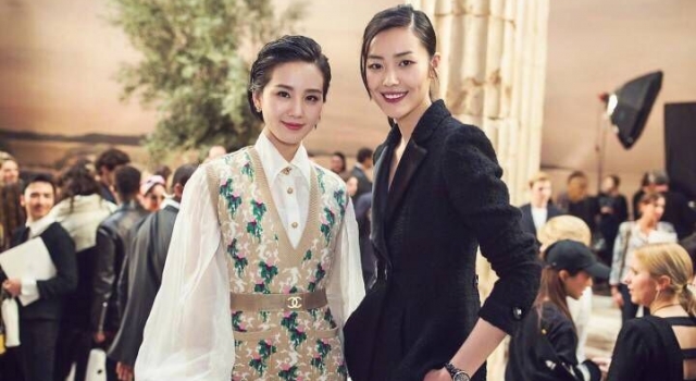 刘诗诗刘雯巴黎合影 双刘合体上演黑白配